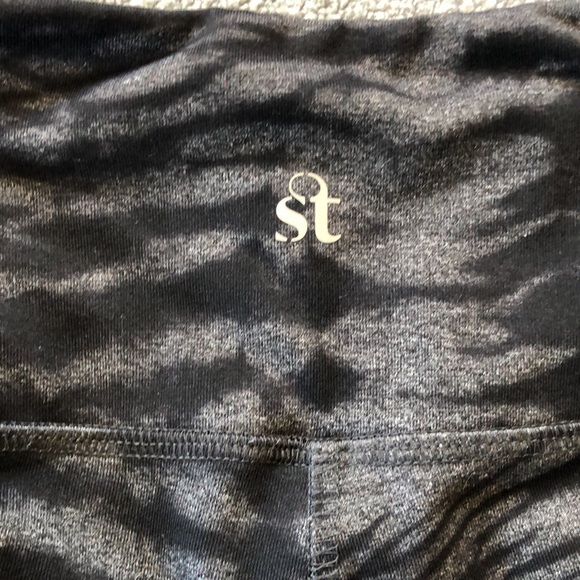 Strut This black/grey zebra striped leggings - Picture 3 of 3